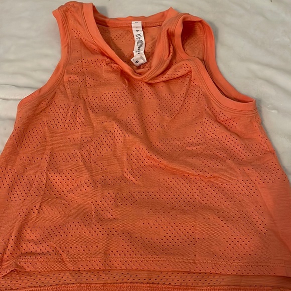 Lululemon tank. Size 2. Great Condition - Picture 3 of 4